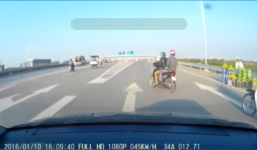 Xe máy gây rối loạn cao tốc vì tạt vào lề đường mua hoa quả